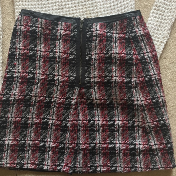 Adorable Plaid Skirt with Zipper & Leather Accents - Picture 5 of 5